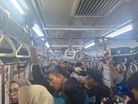 Para Anker KRL Green Line Ngeluh Tiap Hari Desak-desakan & Nunggu Lama