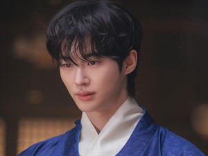 Tampan Jadi Pangeran, Akting Byeon Woo Seok Dikritik Kaku di Perfect Crown