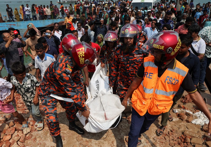 Sedikitnya 24 orang tewas setelah sebuah bus penumpang yang membawa sekitar 40 orang terjun ke Sungai Padma saat mencoba menaiki feri di Bangladesh, Kamis (26/3/2026). (Tangkapan Layar Video Reuters/)