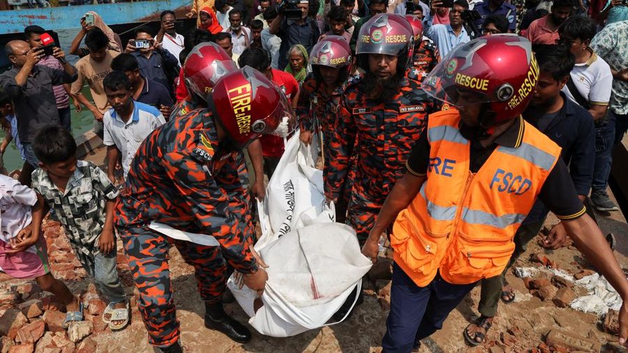 Sedikitnya 24 orang tewas setelah sebuah bus penumpang yang membawa sekitar 40 orang terjun ke Sungai Padma saat mencoba menaiki feri di Bangladesh, Kamis (26/3/2026). (Tangkapan Layar Video Reuters/)