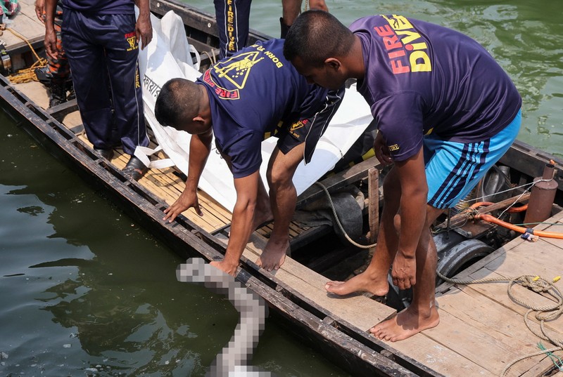 Sedikitnya 24 orang tewas setelah sebuah bus penumpang yang membawa sekitar 40 orang terjun ke Sungai Padma saat mencoba menaiki feri di Bangladesh, Kamis (26/3/2026). (Tangkapan Layar Video Reuters/)