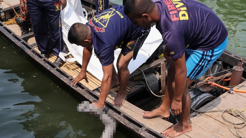 Sedikitnya 24 orang tewas setelah sebuah bus penumpang yang membawa sekitar 40 orang terjun ke Sungai Padma saat mencoba menaiki feri di Bangladesh, Kamis (26/3/2026). (Tangkapan Layar Video Reuters/)