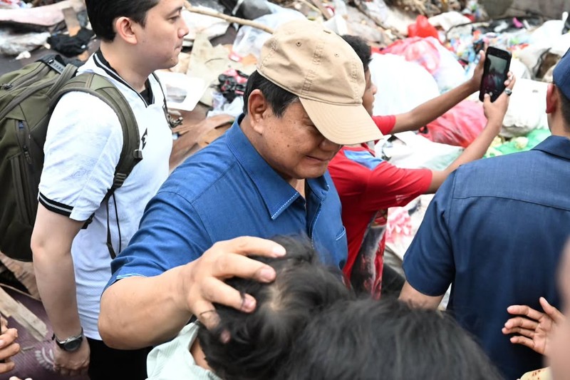 Presiden Prabowo Subianto melakukan blusukan ke bantaran rel kereta di kawasan Stasiun Senen, Jakarta Pusat, Kamis (26/3/2026). (Instagram/sekretariat.kabinet)