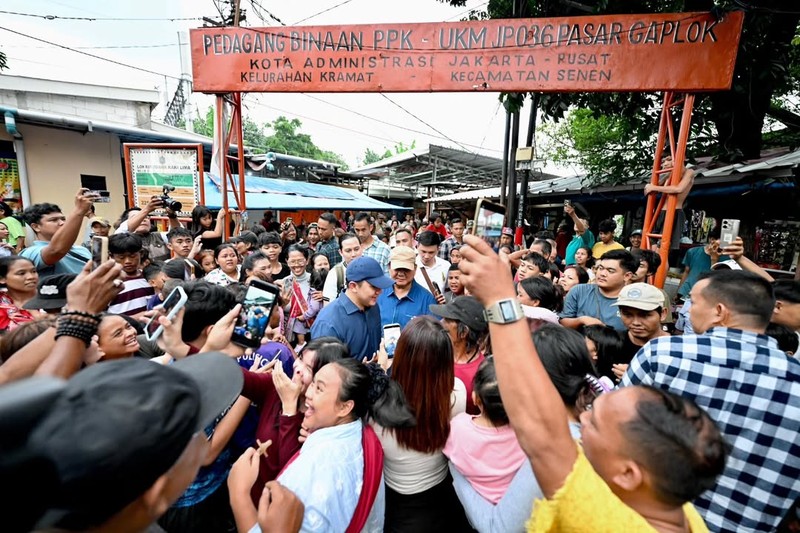 Presiden Prabowo Subianto melakukan blusukan ke bantaran rel kereta di kawasan Stasiun Senen, Jakarta Pusat, Kamis (26/3/2026). (Instagram/sekretariat.kabinet)