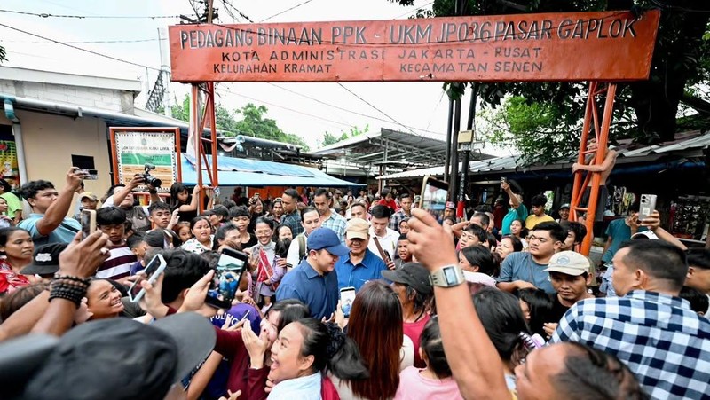 Presiden Prabowo Subianto melakukan blusukan ke bantaran rel kereta di kawasan Stasiun Senen, Jakarta Pusat, Kamis (26/3/2026). (Instagram/sekretariat.kabinet)