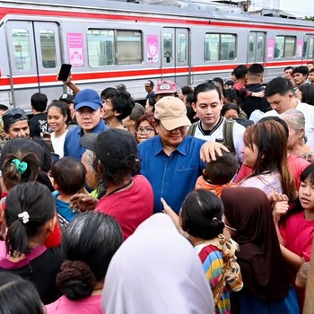 Detik-Detik Prabowo Blusukan Cek Permukiman Bantaran Rel Kereta Senen