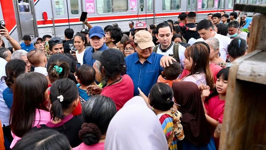 Presiden Prabowo Subianto melakukan blusukan ke bantaran rel kereta di kawasan Stasiun Senen, Jakarta Pusat, Kamis (26/3/2026). (Instagram/sekretariat.kabinet)
