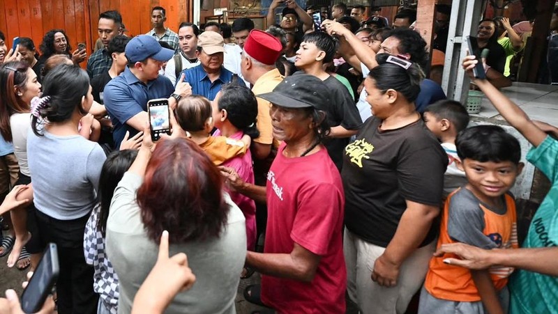 Presiden Prabowo Subianto melakukan blusukan ke bantaran rel kereta di kawasan Stasiun Senen, Jakarta Pusat, Kamis (26/3/2026). (Instagram/sekretariat.kabinet)