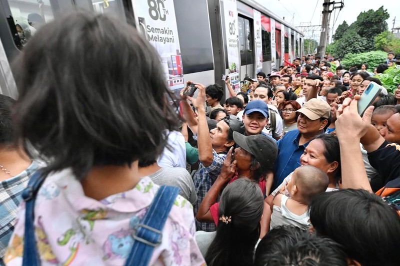Presiden Prabowo Subianto melakukan blusukan ke bantaran rel kereta di kawasan Stasiun Senen, Jakarta Pusat, Kamis (26/3/2026). (Instagram/sekretariat.kabinet)