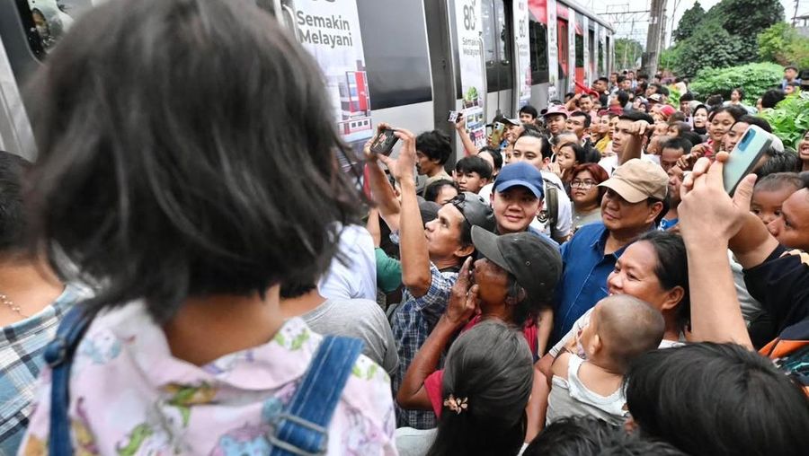 Presiden Prabowo Subianto melakukan blusukan ke bantaran rel kereta di kawasan Stasiun Senen, Jakarta Pusat, Kamis (26/3/2026). (Instagram/sekretariat.kabinet)