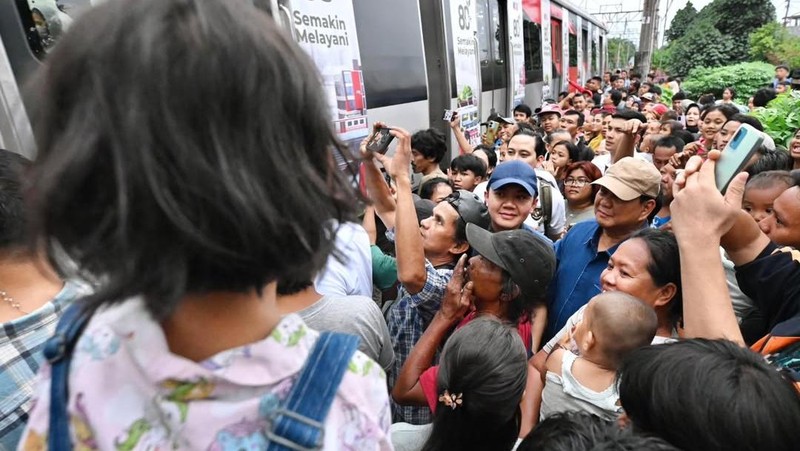 Presiden Prabowo Subianto melakukan blusukan ke bantaran rel kereta di kawasan Stasiun Senen, Jakarta Pusat, Kamis (26/3/2026). (Instagram/sekretariat.kabinet)
