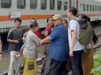 Prabowo Blusukan ke Bantaran Rel Senen, Sebut Akan Bangun Hunian Layak