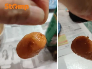 Bikin Jijik! Pelanggan Kaget Temukan Rambut dalam Sosis Pesanannya