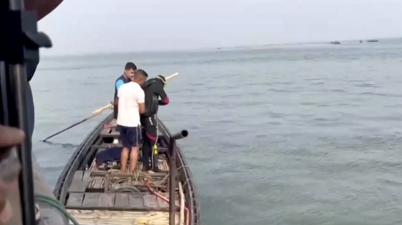 Sedikitnya 24 orang tewas setelah sebuah bus penumpang yang membawa sekitar 40 orang terjun ke Sungai Padma saat mencoba menaiki feri di Bangladesh, Kamis (26/3/2026). (Tangkapan Layar Video Reuters/)