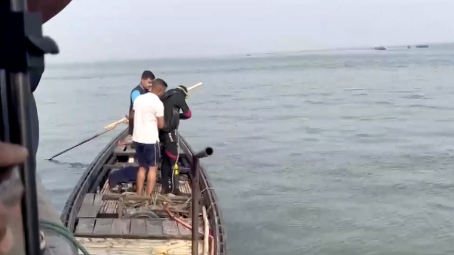 Sedikitnya 24 orang tewas setelah sebuah bus penumpang yang membawa sekitar 40 orang terjun ke Sungai Padma saat mencoba menaiki feri di Bangladesh, Kamis (26/3/2026). (Tangkapan Layar Video Reuters/)