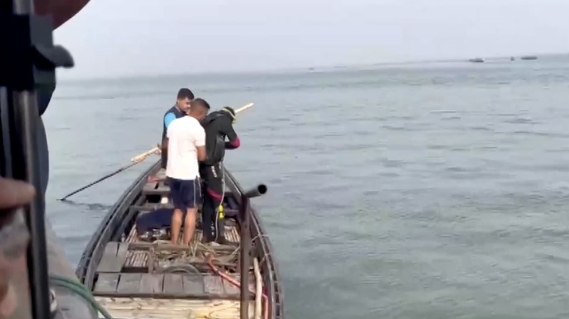 Sedikitnya 24 orang tewas setelah sebuah bus penumpang yang membawa sekitar 40 orang terjun ke Sungai Padma saat mencoba menaiki feri di Bangladesh, Kamis (26/3/2026). (Tangkapan Layar Video Reuters/)