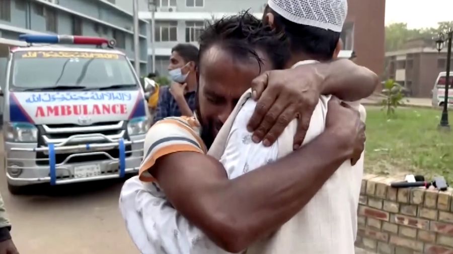 Sedikitnya 24 orang tewas setelah sebuah bus penumpang yang membawa sekitar 40 orang terjun ke Sungai Padma saat mencoba menaiki feri di Bangladesh, Kamis (26/3/2026). (Tangkapan Layar Video Reuters/)