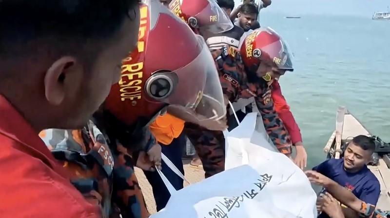 Sedikitnya 24 orang tewas setelah sebuah bus penumpang yang membawa sekitar 40 orang terjun ke Sungai Padma saat mencoba menaiki feri di Bangladesh, Kamis (26/3/2026). (Tangkapan Layar Video Reuters/)