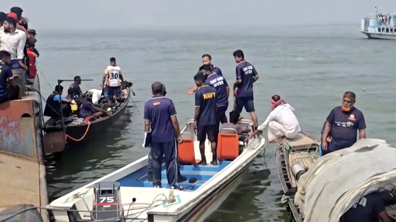 Sedikitnya 24 orang tewas setelah sebuah bus penumpang yang membawa sekitar 40 orang terjun ke Sungai Padma saat mencoba menaiki feri di Bangladesh, Kamis (26/3/2026). (Tangkapan Layar Video Reuters/)
