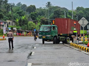 Puluhan Truk Sumbu 3 di Sukabumi Ditilang-Diputar Balik Polisi