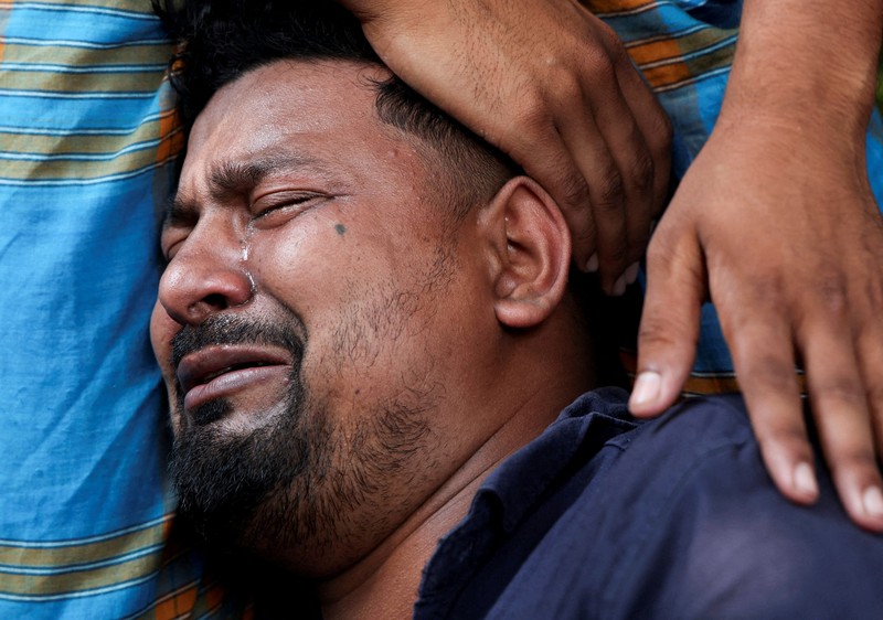 Sedikitnya 24 orang tewas setelah sebuah bus penumpang yang membawa sekitar 40 orang terjun ke Sungai Padma saat mencoba menaiki feri di Bangladesh, Kamis (26/3/2026). (Tangkapan Layar Video Reuters/)