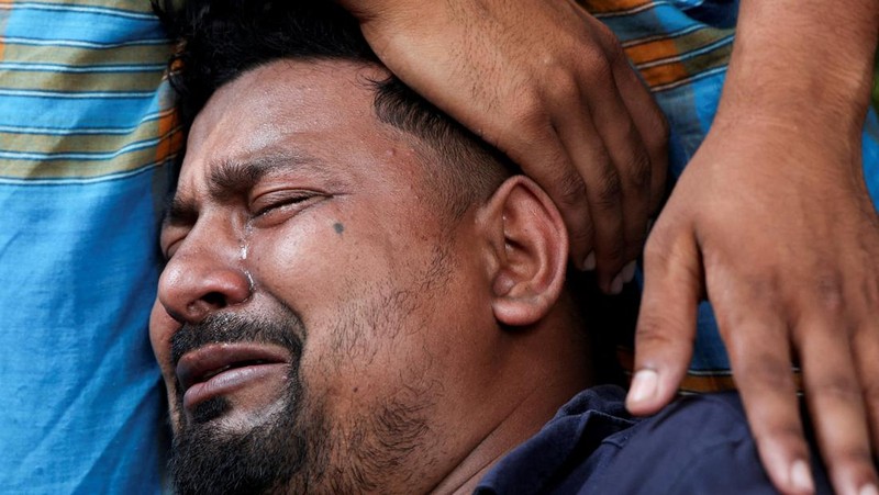 Sedikitnya 24 orang tewas setelah sebuah bus penumpang yang membawa sekitar 40 orang terjun ke Sungai Padma saat mencoba menaiki feri di Bangladesh, Kamis (26/3/2026). (Tangkapan Layar Video Reuters/)