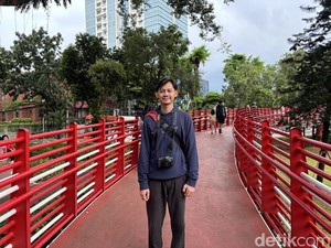Jembatan Merah Putih Jadi Spot Foto Pengunjung di Taman Bendera Pusaka
