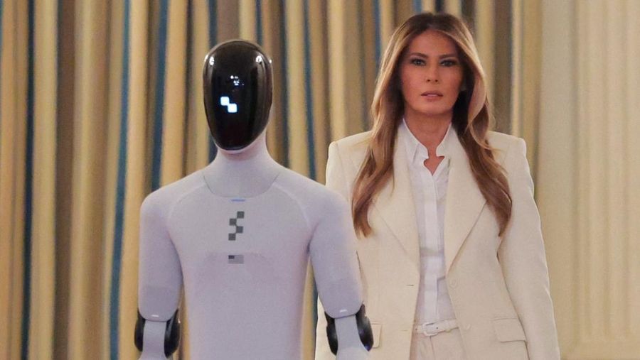 U.S. first lady Melania Trump walks next to a humanoid robot as she hosts a roundtable event on the second day of the inaugural Fostering the Future Together Global Coalition Summit, at the White House in Washington, D.C., U.S., March 25, 2026. REUTERS/Kylie Cooper      TPX IMAGES OF THE DAY