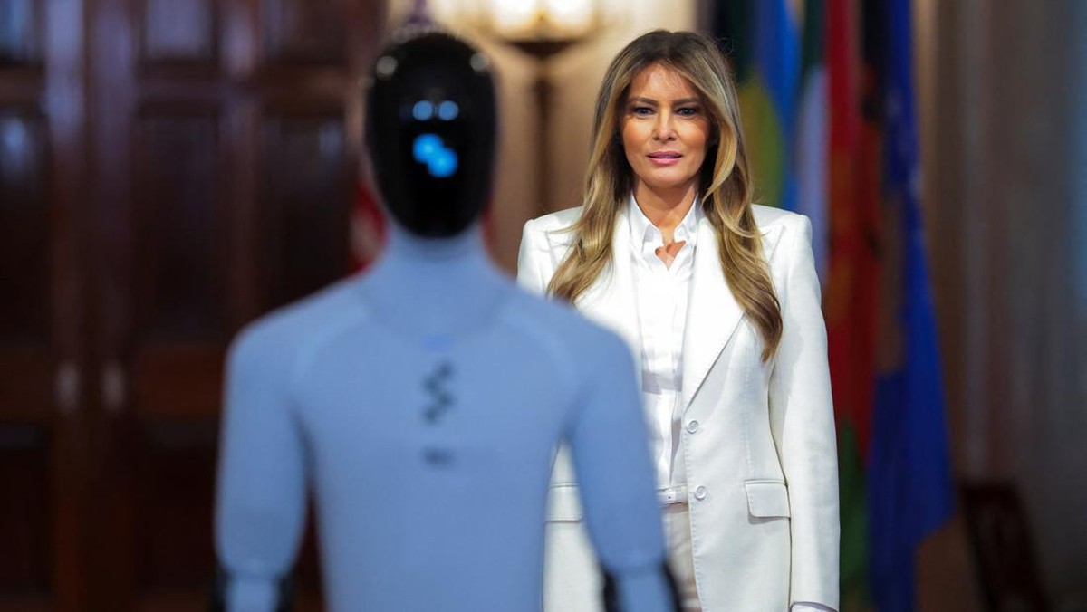 Momen Melania Muncul Ditemani 'Pengganti' Donald Trump