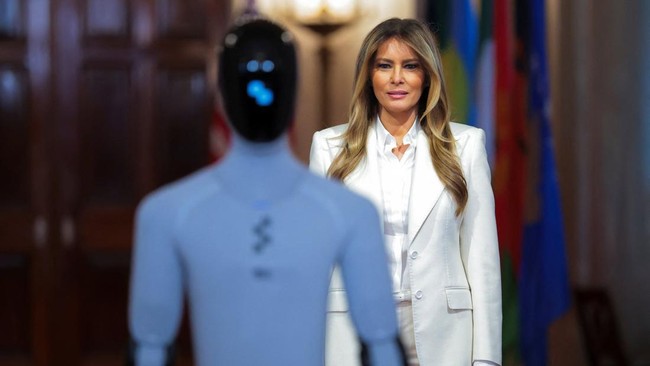 Momen Melania Muncul Ditemani 'Pengganti' Donald Trump
