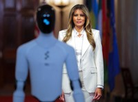 Momen Melania Muncul Ditemani 'Pengganti' Donald Trump