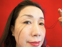 Wanita China Pecahkan Rekor Bulu Mata Terpanjang di Dunia