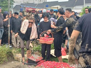 Ketegaran Anji Makamkan Ibunda