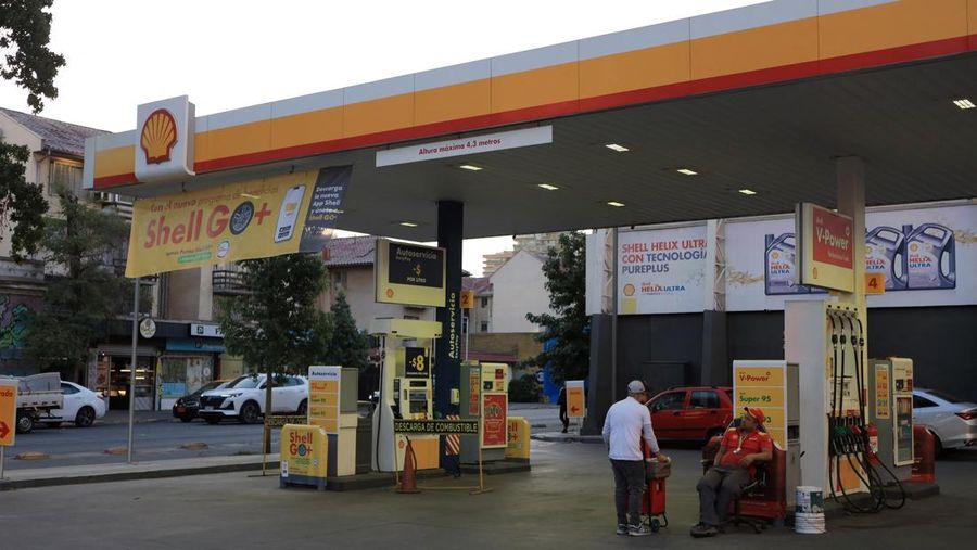 Workers at a gas station without fuel after Chile&rsquo;s government activated a clause in its fuel‑stabilization mechanism to quickly bring domestic prices in line with surging international rates linked to conflict in the Middle East, in Santiago, Chile, March 26, 2026. REUTERS/Diego Reyes