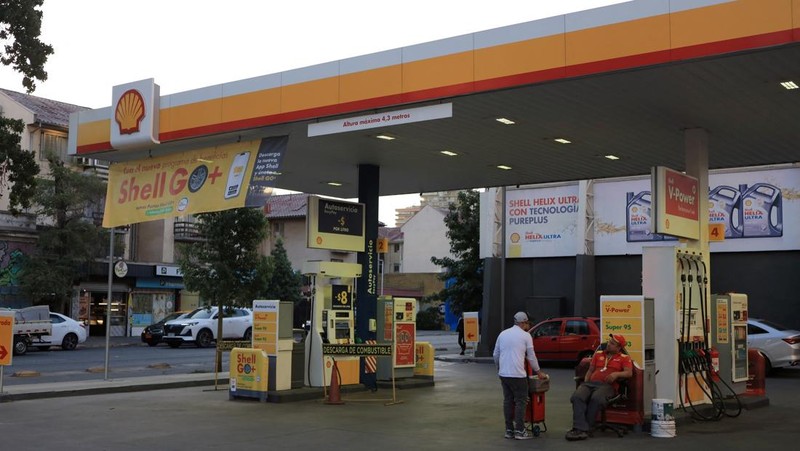 Workers at a gas station without fuel after Chile&rsquo;s government activated a clause in its fuel‑stabilization mechanism to quickly bring domestic prices in line with surging international rates linked to conflict in the Middle East, in Santiago, Chile, March 26, 2026. REUTERS/Diego Reyes