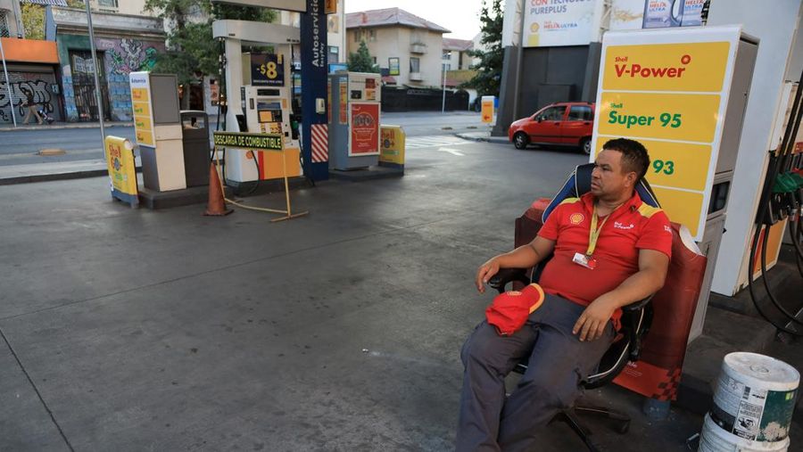 Workers at a gas station without fuel after Chile&rsquo;s government activated a clause in its fuel‑stabilization mechanism to quickly bring domestic prices in line with surging international rates linked to conflict in the Middle East, in Santiago, Chile, March 26, 2026. REUTERS/Diego Reyes