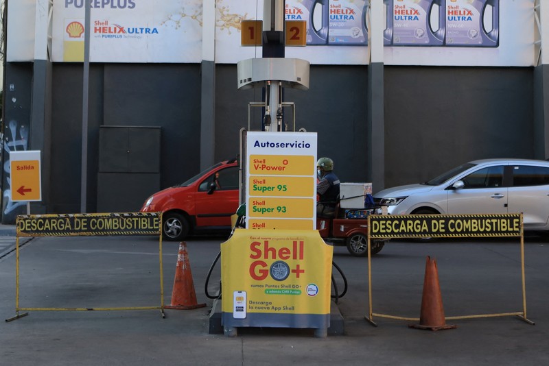 Workers at a gas station without fuel after Chile&rsquo;s government activated a clause in its fuel‑stabilization mechanism to quickly bring domestic prices in line with surging international rates linked to conflict in the Middle East, in Santiago, Chile, March 26, 2026. REUTERS/Diego Reyes