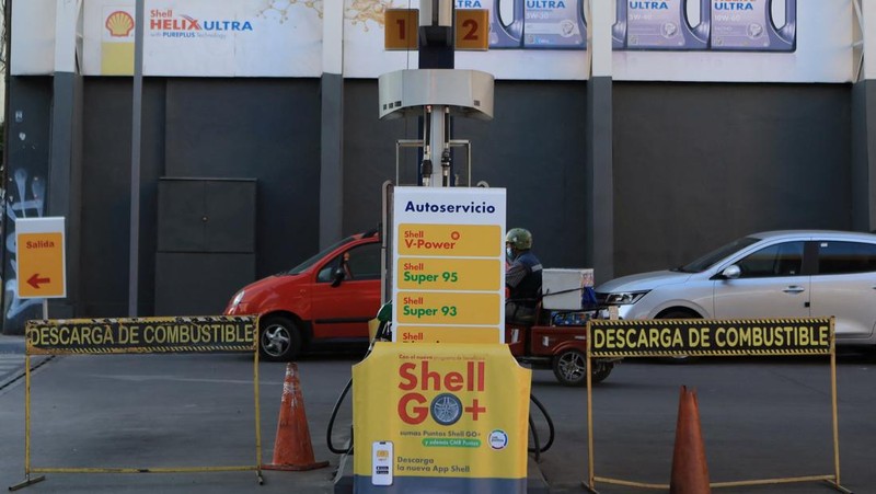 Workers at a gas station without fuel after Chile&rsquo;s government activated a clause in its fuel‑stabilization mechanism to quickly bring domestic prices in line with surging international rates linked to conflict in the Middle East, in Santiago, Chile, March 26, 2026. REUTERS/Diego Reyes