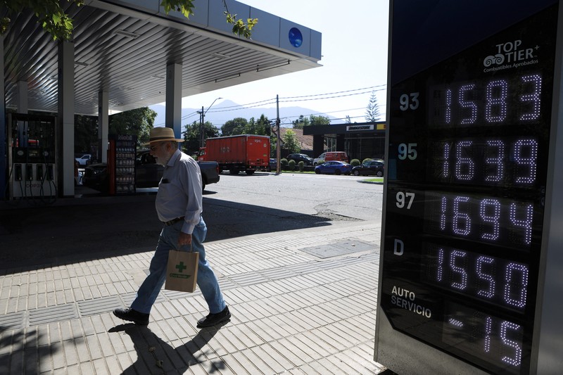 Workers at a gas station without fuel after Chile&rsquo;s government activated a clause in its fuel‑stabilization mechanism to quickly bring domestic prices in line with surging international rates linked to conflict in the Middle East, in Santiago, Chile, March 26, 2026. REUTERS/Diego Reyes