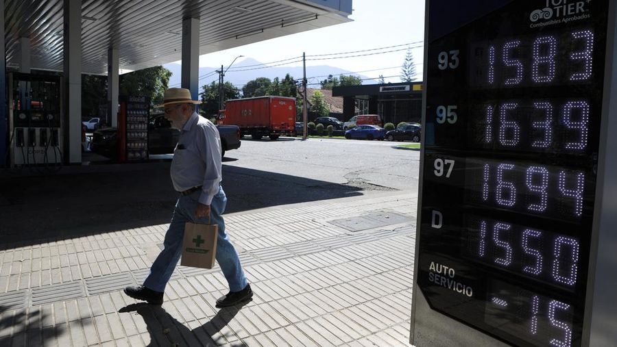 Workers at a gas station without fuel after Chile&rsquo;s government activated a clause in its fuel‑stabilization mechanism to quickly bring domestic prices in line with surging international rates linked to conflict in the Middle East, in Santiago, Chile, March 26, 2026. REUTERS/Diego Reyes