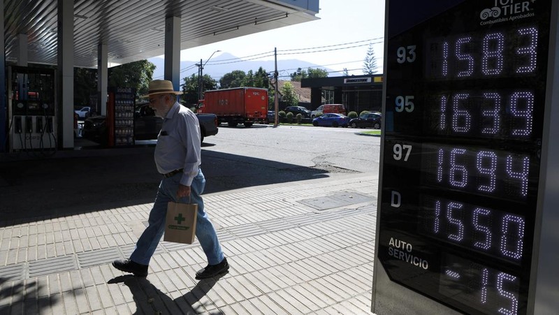 Workers at a gas station without fuel after Chile&rsquo;s government activated a clause in its fuel‑stabilization mechanism to quickly bring domestic prices in line with surging international rates linked to conflict in the Middle East, in Santiago, Chile, March 26, 2026. REUTERS/Diego Reyes