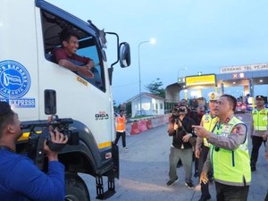Momen Kakorlantas Patroli di Tol Trans Jawa Demi Urai Kepadatan Arus Balik