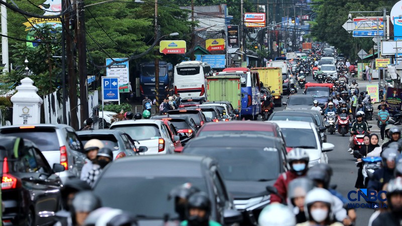 Kendaraan terjebak kemacetan di Simpang Gadog, Kecamatan Ciawi, Kabupaten Bogor, Jawa Barat, Jumat (27/3/2026). (CNBC Indonesia/Tri Susilo)