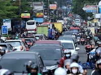 Penampakan Mobil-Motor Mengular Terjebak Neraka Macet di Puncak Bogor