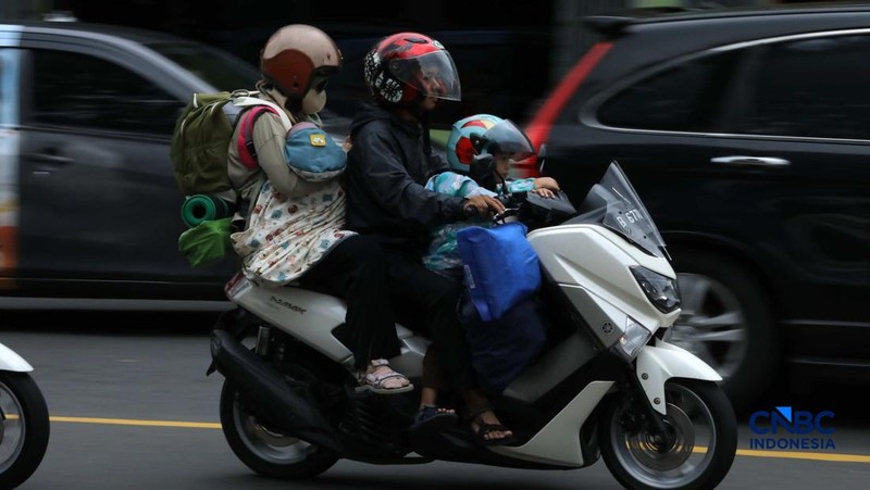 Kendaraan terjebak kemacetan di Simpang Gadog, Kecamatan Ciawi, Kabupaten Bogor, Jawa Barat, Jumat (27/3/2026). (CNBC Indonesia/Tri Susilo)