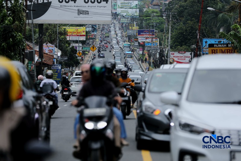 Kendaraan terjebak kemacetan di Simpang Gadog, Kecamatan Ciawi, Kabupaten Bogor, Jawa Barat, Jumat (27/3/2026). (CNBC Indonesia/Tri Susilo)