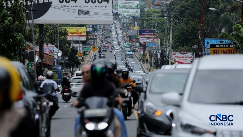 Kendaraan terjebak kemacetan di Simpang Gadog, Kecamatan Ciawi, Kabupaten Bogor, Jawa Barat, Jumat (27/3/2026). (CNBC Indonesia/Tri Susilo)