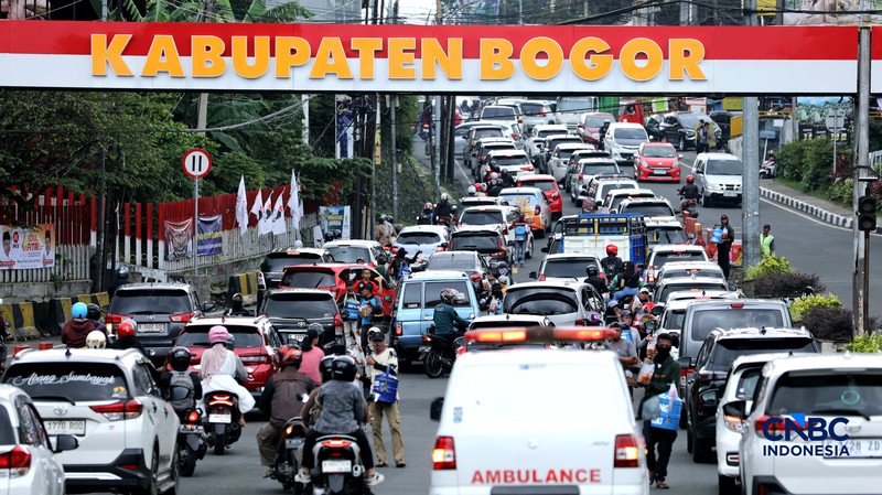 Kendaraan terjebak kemacetan di Simpang Gadog, Kecamatan Ciawi, Kabupaten Bogor, Jawa Barat, Jumat (27/3/2026). (CNBC Indonesia/Tri Susilo)