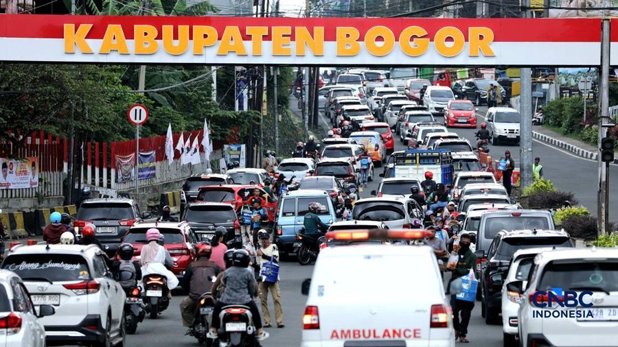 Kendaraan terjebak kemacetan di Simpang Gadog, Kecamatan Ciawi, Kabupaten Bogor, Jawa Barat, Jumat (27/3/2026). (CNBC Indonesia/Tri Susilo)