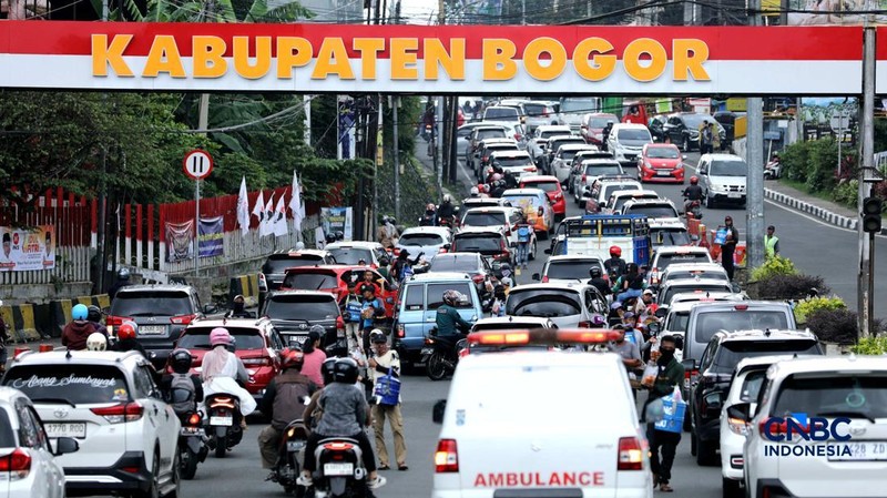 Kendaraan terjebak kemacetan di Simpang Gadog, Kecamatan Ciawi, Kabupaten Bogor, Jawa Barat, Jumat (27/3/2026). (CNBC Indonesia/Tri Susilo)